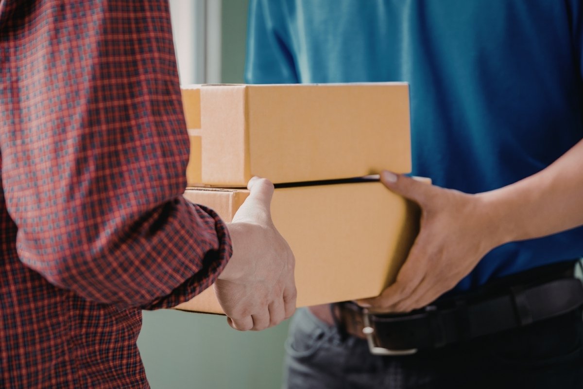 Entrega a domicilio de pedidos de ropa para niños y bebés comprada por internet.