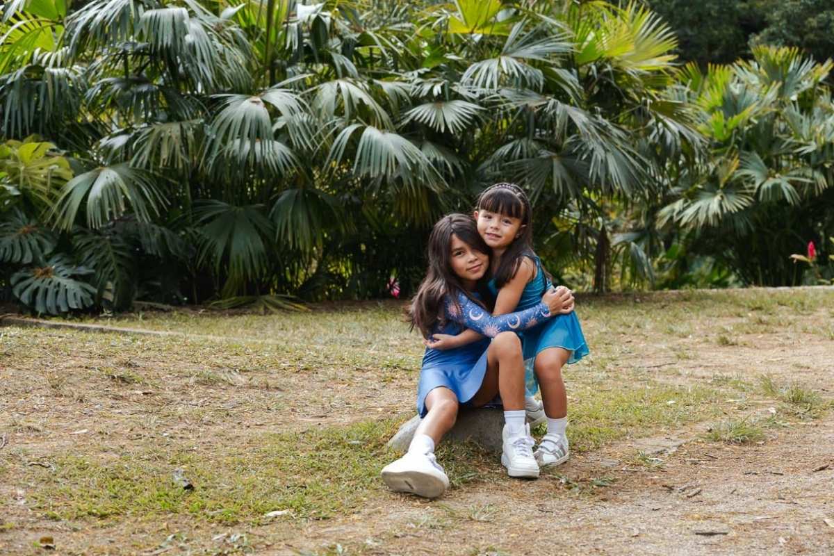 Dos niñas usando vestidos de telas frescas y transpirables ideales para climas cálidos en Colombia.